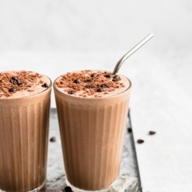 coffee smoothie in two glasses with metal straws